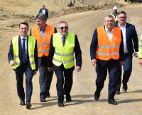 Minister infrastruktury sprawdzał postęp prac przy budowie obwodnicy Sanoka (FILM, ZDJĘCIA)