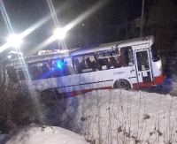 Autobus kursowy wpadł do rzeki. „Tę drogę odśnieża traktorek, a sól sypie rozsiewacz do nawozu” (FILM, ZDJĘCIA)