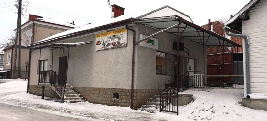 Wsiadł do cudzego samochodu, a chwilę później wjechał w sklep. Okoliczności niejasne (FOTO)