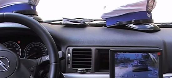 Policyjny pościg za kierowcą. Uciekinier wjechał w radiowóz!