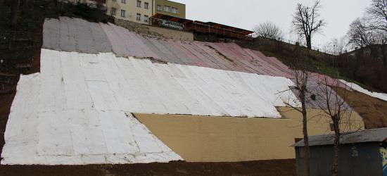 Prace na skarpie zakończone. Było opóźnienie, bo odkryto mur z XVIII wieku (ZDJĘCIA)
