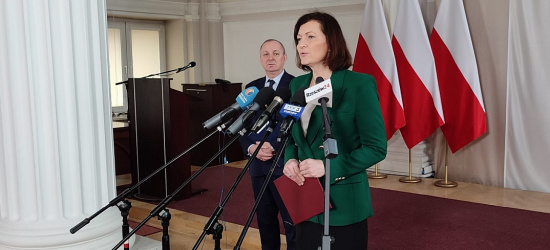 NA ŻYWO: Nowe środki na remonty dróg. Skorzystają gminy i powiaty (VIDEO)