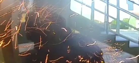 74-latek odpalił domową bombę przy bankomacie!