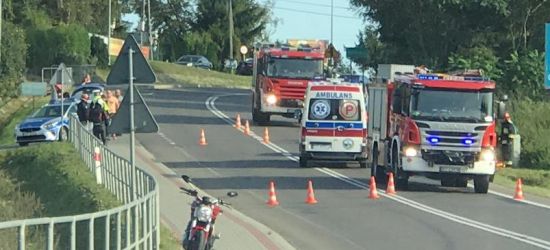 Złamana ręka i noga motocyklisty po zderzeniu z osobówką