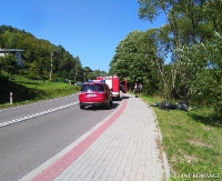 17- letni motocyklista wypadł z drogi i uderzył w drzewo