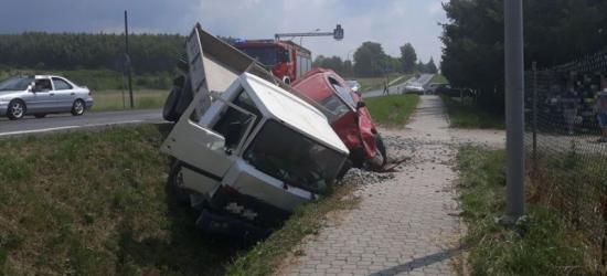 DŁUGIE: Zderzenie dwóch samochodów. Pojazdy wpadły do rowu (NOWE ZDJĘCIA)