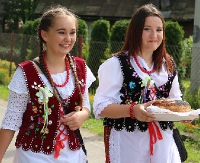 BESKO24.PL: Ciężka praca rolników doceniona w gminie Besko. Zabawa i pyszne pierogi podczas dożynek (2 x FILM, ZDJĘCIA)
