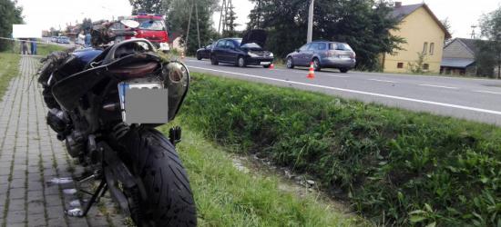 Motocyklista wjechał w peugeota. Dwoje kierujących w szpitalu (FOTO)