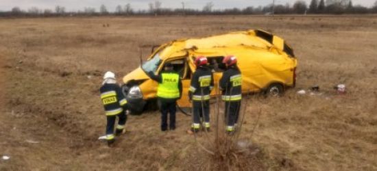 PODKARPACIE: Silny podmuch wywrócił busa na dach i zepchnął do rowu (FOTO)