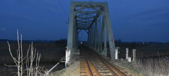 REGION. 20-latek spadł z mostu kolejowego na tory (FOTO)