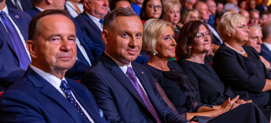 Para Prezydencka na uroczystościach w Markowej. Obejrzeli ,,Przerwane Dzieciństwo” (ZDJĘCIA)