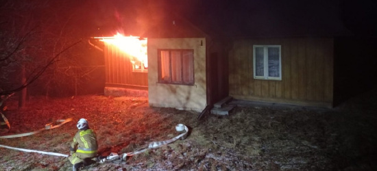REGION: Pożar domu. Policjanci rzucili się w ogień (FOTO)