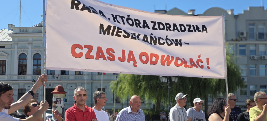 „Rada zdradziła mieszkańców”? Kontrowersyjne transparenty podczas konferencji na rynku w Sanoku