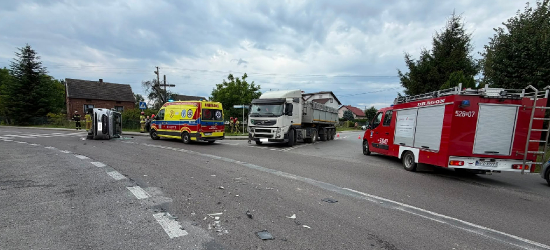 Zderzenie osobowki z ciężarówką. Auto przewróciło się na bok! [ZDJĘCIA]