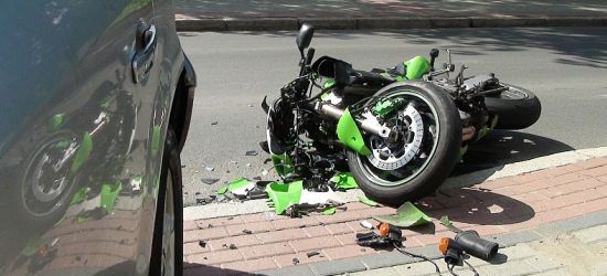 Uderzył motocyklem w osobówkę. Bez uprawnień i obowiązkowego ubezpieczenia