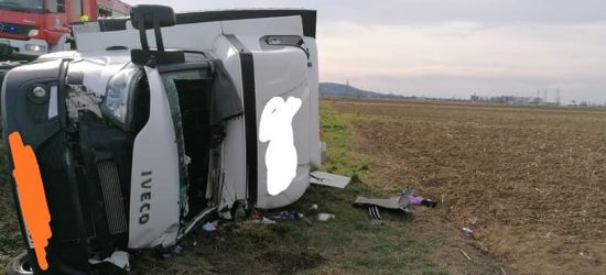 BESKO. Przewrócony dostawczak. Kierowca zakleszczony w pojeździe (ZDJĘCIA)