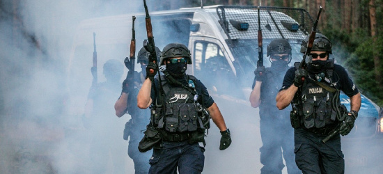 Pościg za uzbrojonymi przestępcami. Efektowne ćwiczenia policjantów (ZDJĘCIA)