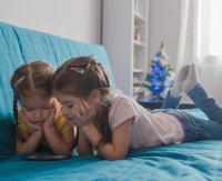 Telefon dla dziecka. Wybrać ofertę na kartę czy na abonament?