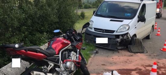 Motocyklista uderzył w samochód dostawczy. Trafił do szpitala (ZDJĘCIA)