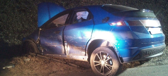 PORAŻ. Kierowca toyoty wjechał w hondę i uciekł (ZDJĘCIA)