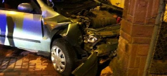 SANOK: Wypadła z zakrętu i wjechała w ogrodzenie. Była pijana (FOTO)