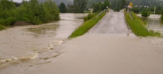 Zalany most w Dobrej. Nieprzejezdna droga w Uluczu (VIDEO)