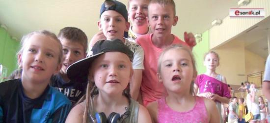 Wyjątkowy prezent na Dzień Dziecka od rodziców z Niebieszczan. Świetna zabawa podczas bajki o dżinie (FILM)