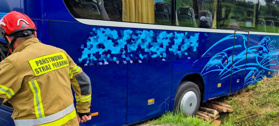 Autobus utknął na przepuście. Interweniowali strażacy (ZDJĘCIA)