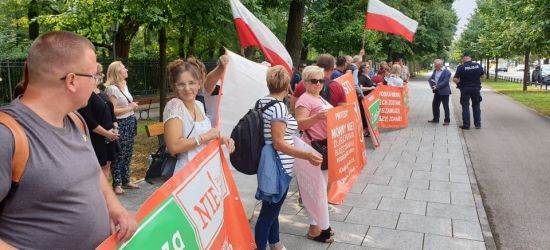 Mieszkańcy zdeterminowani. Manifestacja w Warszawie! „NIE dla poszerzenia Sanoka”!