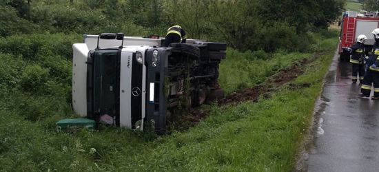 TYRAWA/MRZYGŁÓD: Ciężarówka w rowie. Młody kierowca w szpitalu (ZDJĘCIA)
