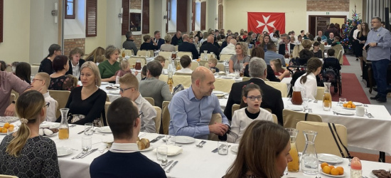 Opłatek Maltański w Dworze Kombornia. Wigilijne spotkanie pełne ciepłych gestów, wzajemnych życzeń i radosnych uśmiechów
