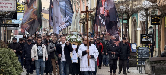To już tradycja. Męski Różaniec przeszedł ulicami Sanoka (VIDEO, ZDJĘCIA)