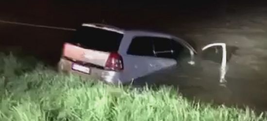 SANOK. Samochód wjechał do Sanu. W środku pięć młodych osób (VIDEO, ZDJĘCIA)