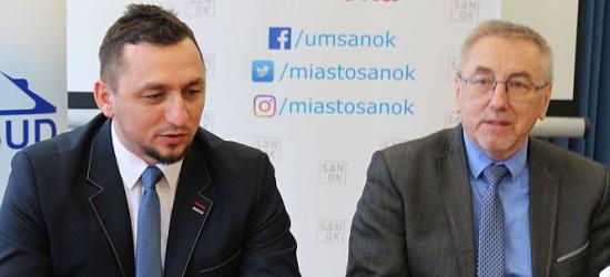 Najpierw „żniwa” granulatu na ogródku jordanowskim w Sanoku. Następnie wymiana murawy (ZDJĘCIA)