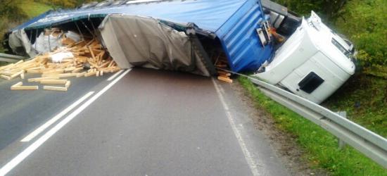 BIESZCZADY: Kierowca ciężarówki wjechał w drzewo. Miał ponad 3 promile! (WIĘCEJ ZDJĘĆ)