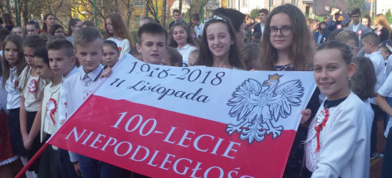 SP BESKO: Taniec z biało-czerwoną i wspólne śpiewanie hymnu. Dla niepodległej! (FILMY)