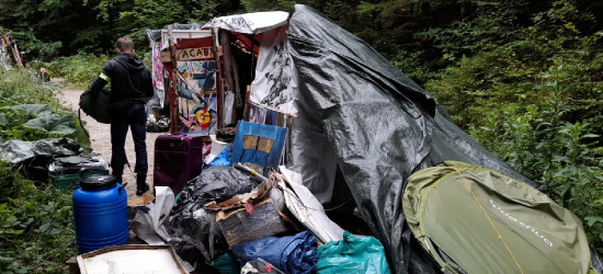BIESZCZADY. Narkotyki, broń gazowa i kusze w leśnym obozie (FOTO)