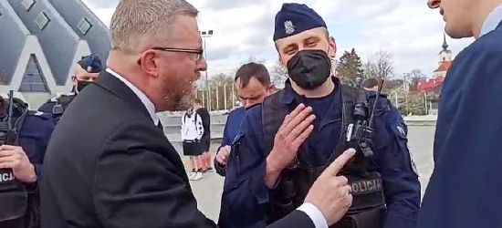 GRZEGORZ BRAUN DO POLICJANTÓW: Przestudiujcie kodeks karny! (VIDEO)