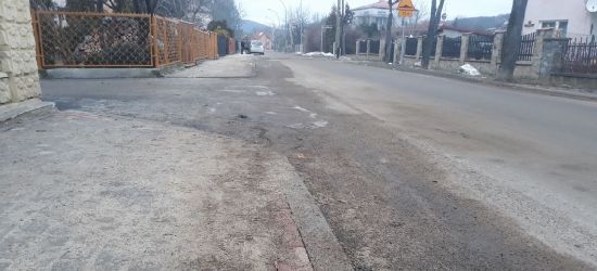 AKTUALIZACJA: „Piach na chodnikach. Pieniądze wzięli, robota nieskończona?” (FOTO)