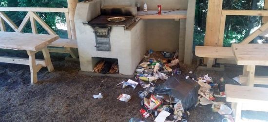INTERWENCJA: Góra śmieci pod wiatą turystyczną „To nie turyści…” (FOTO)