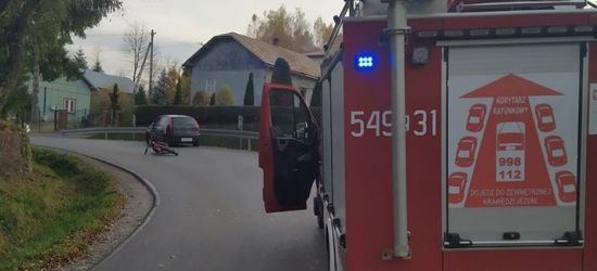 15-latek na niezarejestrowanym motocyklu. Wjechał w osobówkę (FOTO)