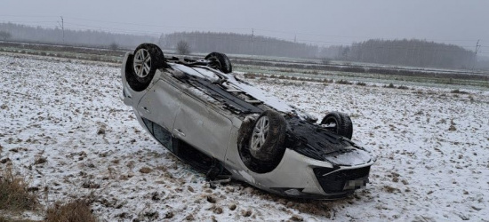 REGION: Trudne warunki na drogach. Dachowanie osobówki (FOTO)
