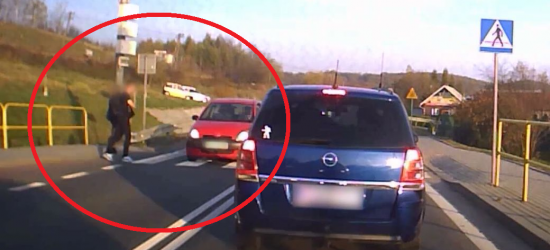 Krok od nieszczęścia na przejściu dla pieszych! (VIDEO)