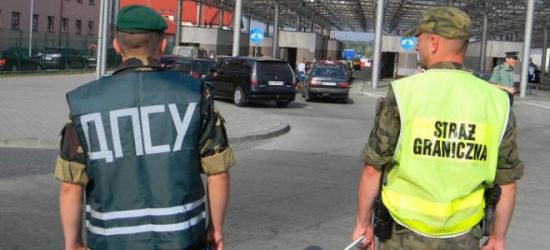 Z zarośli obserwował granicę. Wpadł organizator przerzutów i nielegalni imigranci