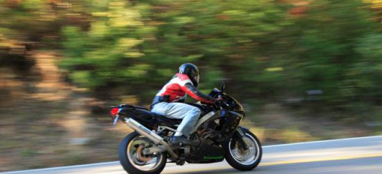 LESKO: Pościg za pijanym motocyklistą. Jechał bez kasku i ,,pod prąd”