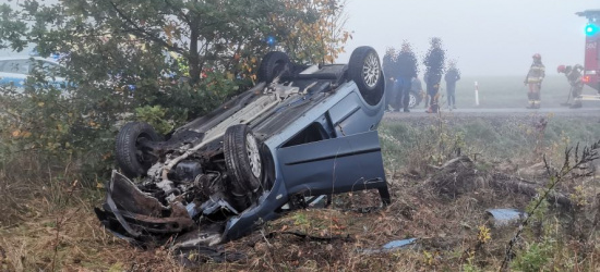 POWIAT SANOCKI. Dachowanie osobówki. ”Wszystkich obudziła syrena” (ZDJĘCIA)
