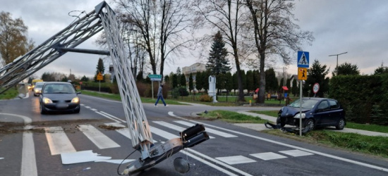Zasnął za kierownicą i uszkodził sygnalizator