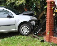 Wjechał w ogrodzenie, a następnie próbował uciec. Był pijany i bez prawa jazdy