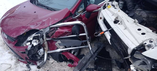 PODKARPACIE: Groźne zderzenie czołowe w Łopuszce Wielkiej. Dwie osoby trafiły do szpitala [ZDJĘCIA]