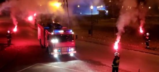 Efektowne powitanie wozu bojowego w OSP (VIDEO)